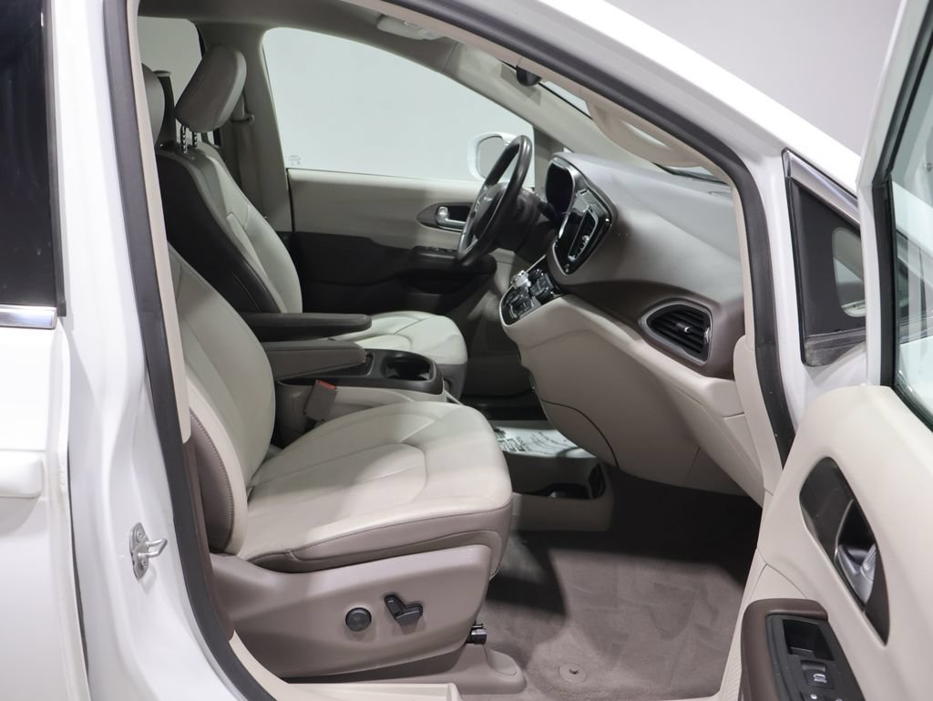 Used 2018 Chrysler Pacifica Touring-L Plus FWD image 28