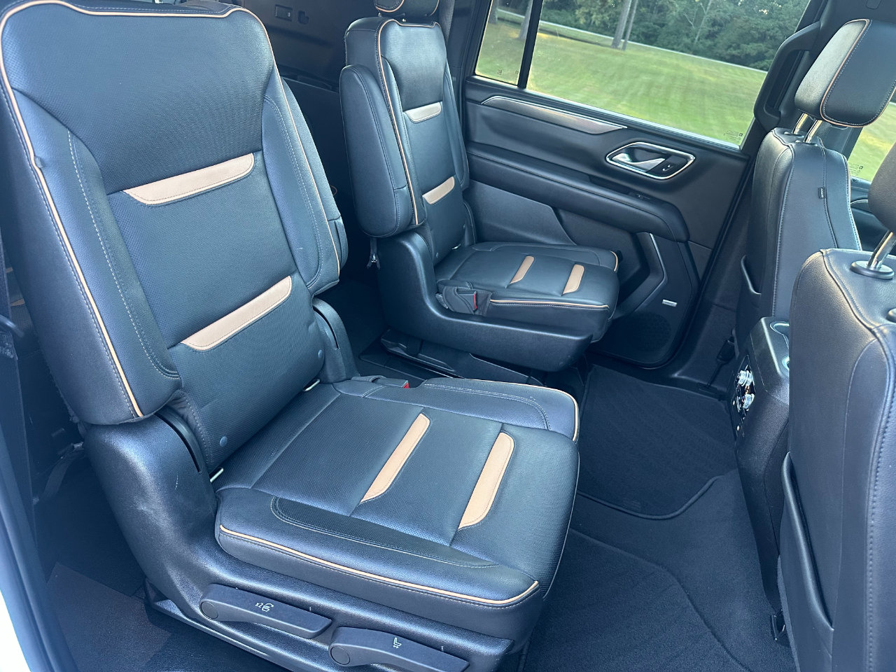 Used 2022 GMC Yukon XL AT4 image 28