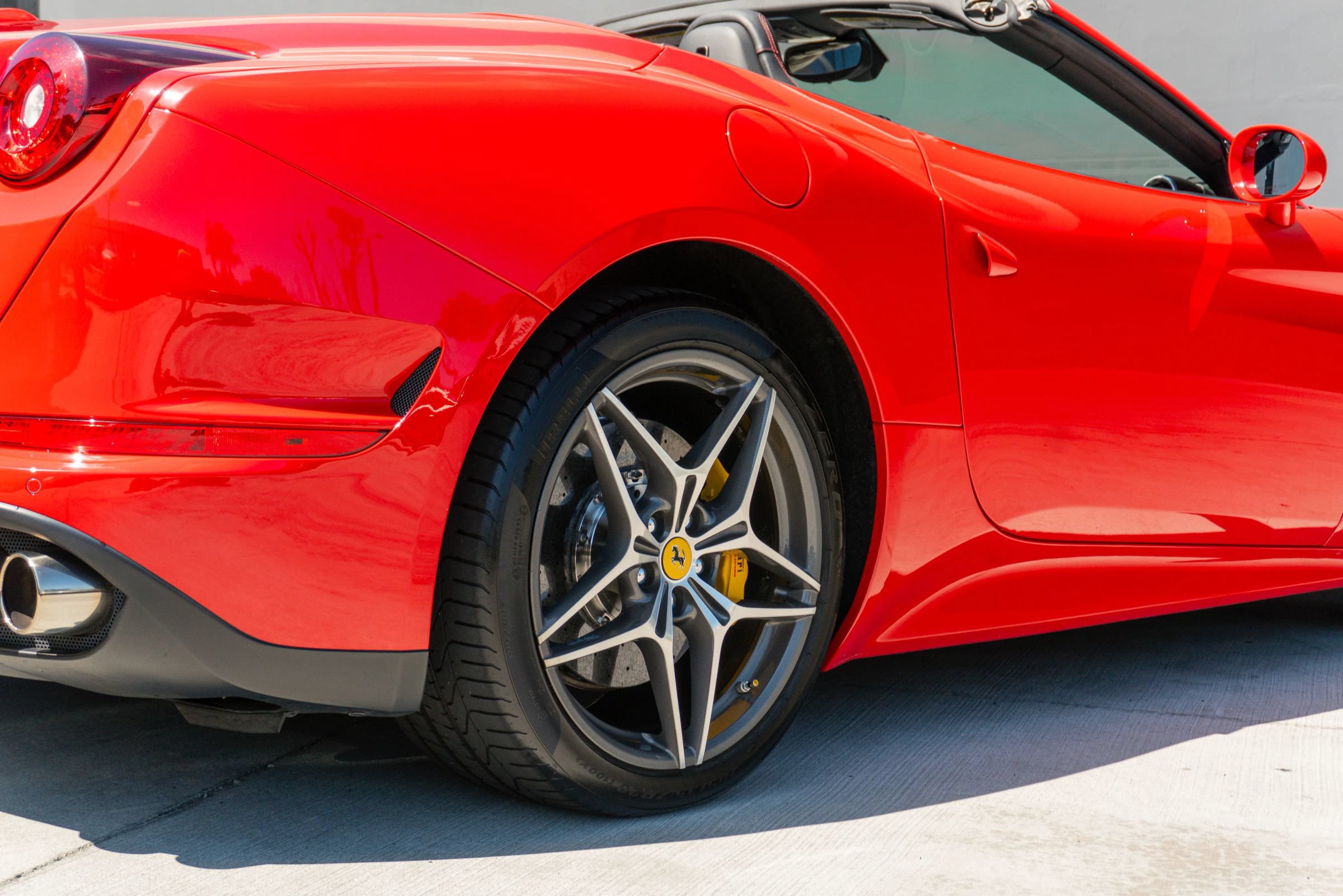 Used 2017 Ferrari California T RWD image 40