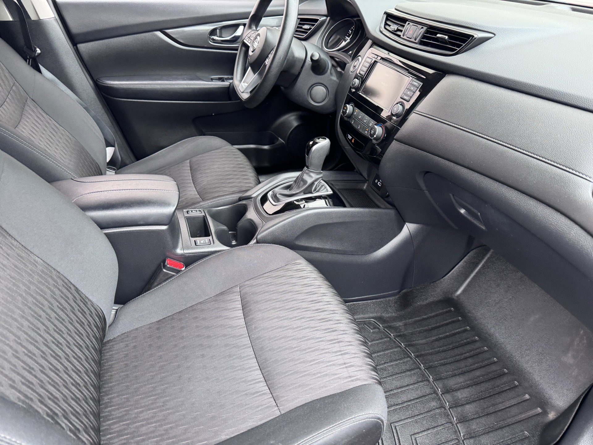 Used 2020 Nissan Rogue SV image 10