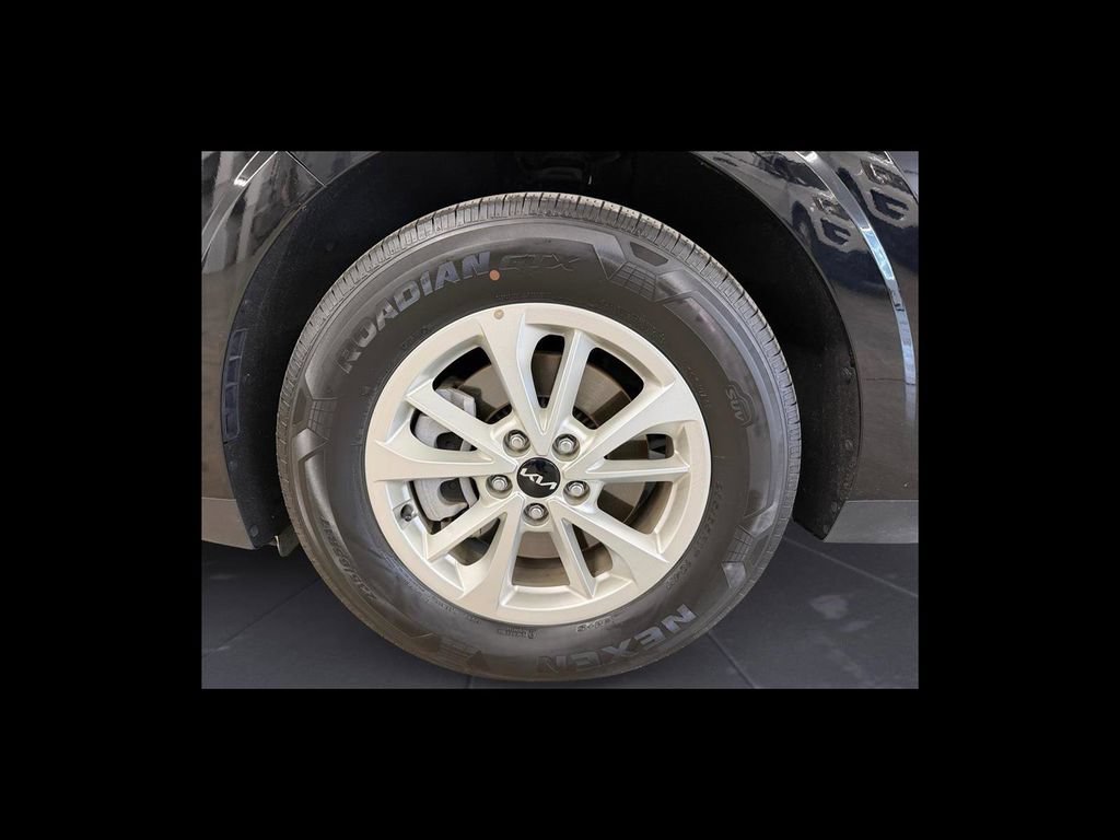 Used 2024 Kia Carnival LX FWD image 10