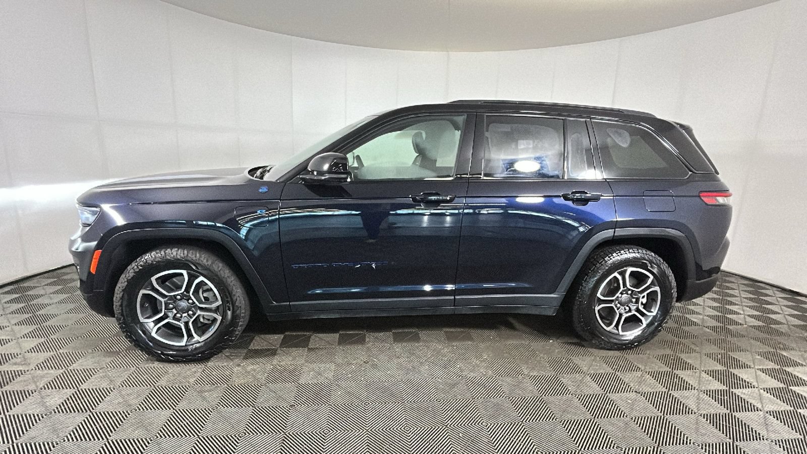 Used 2023 Jeep Grand Cherokee Trailhawk w/ Luxury Tech Group III AWD/4WD image 7