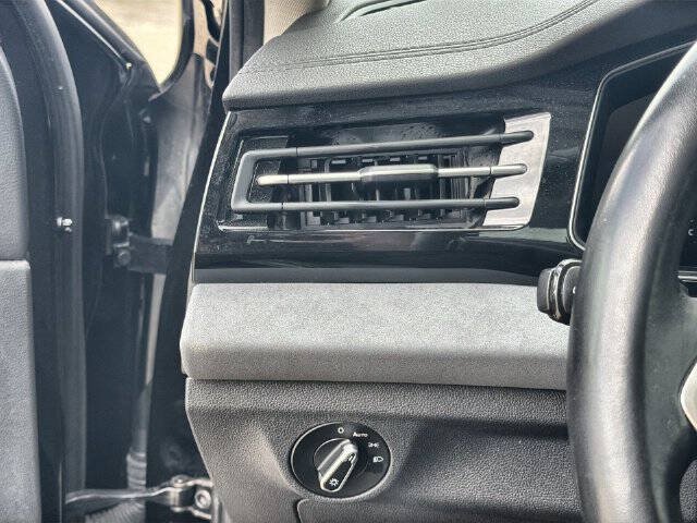 Used 2025 Volkswagen Jetta SE FWD image 17