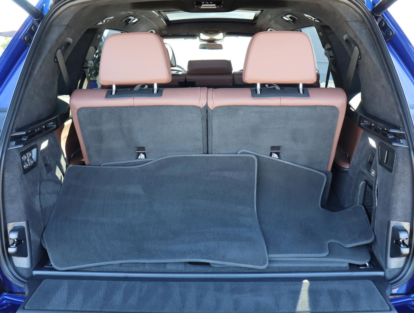 Used 2025 BMW X7 M60i w/ Executive Package image 9