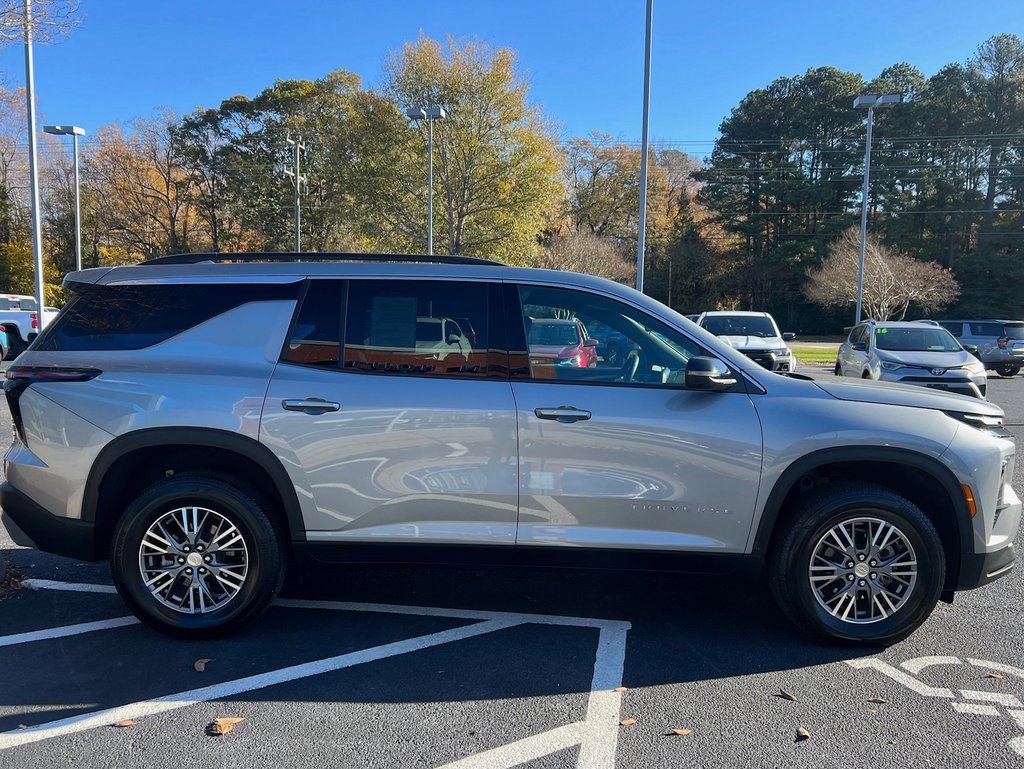Used 2025 Chevrolet Traverse LT image 3