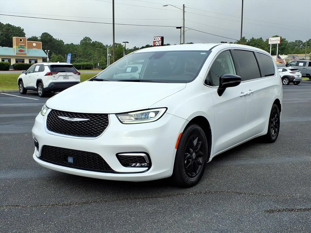 Used 2024 Chrysler Pacifica Touring-L FWD image 1