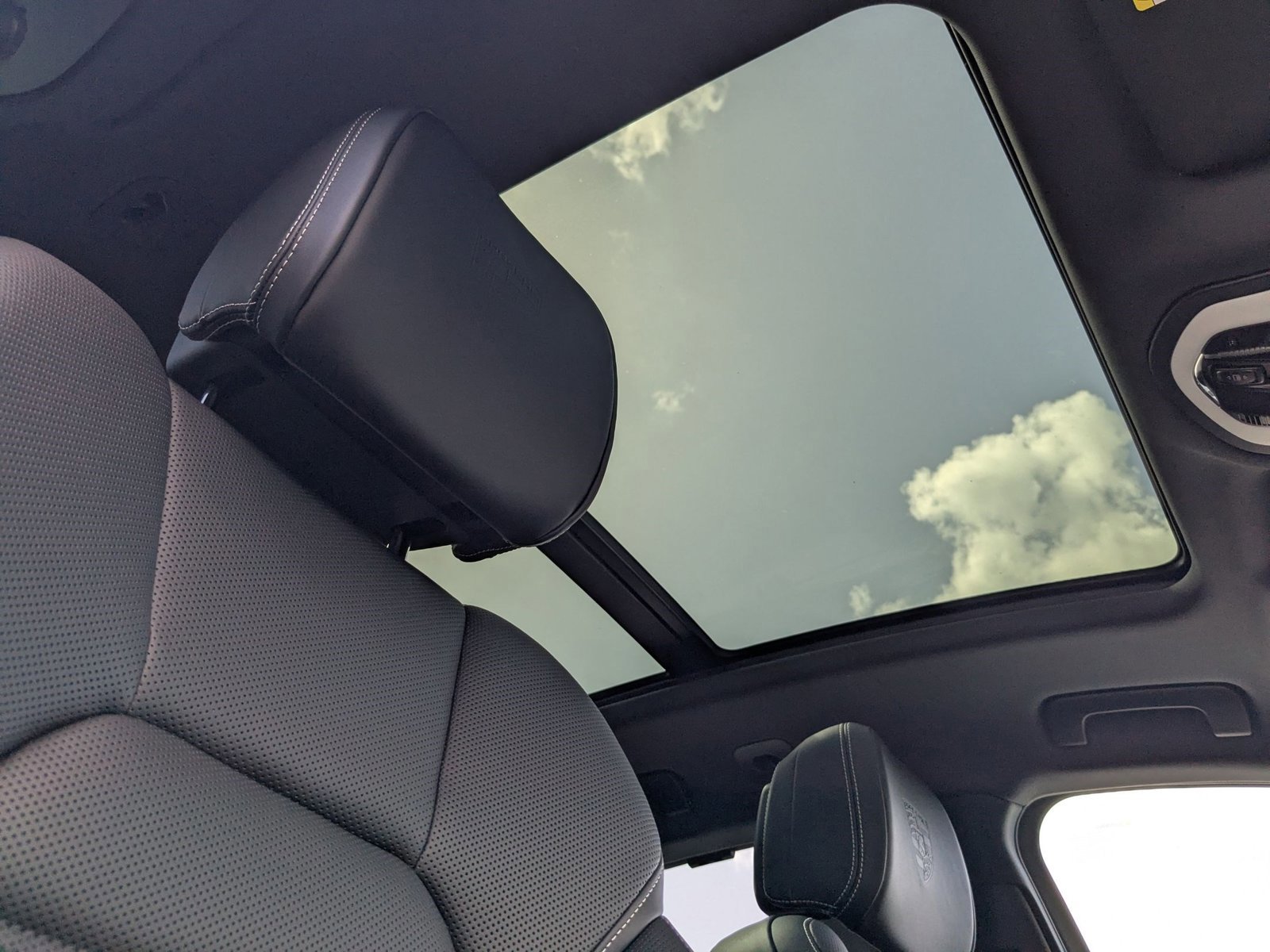 New 2025 Porsche Macan S image 28