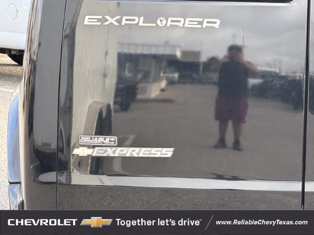 Used 2018 Chevrolet Express 2500 Extended w/ Enhanced Convenience Package RWD image 7