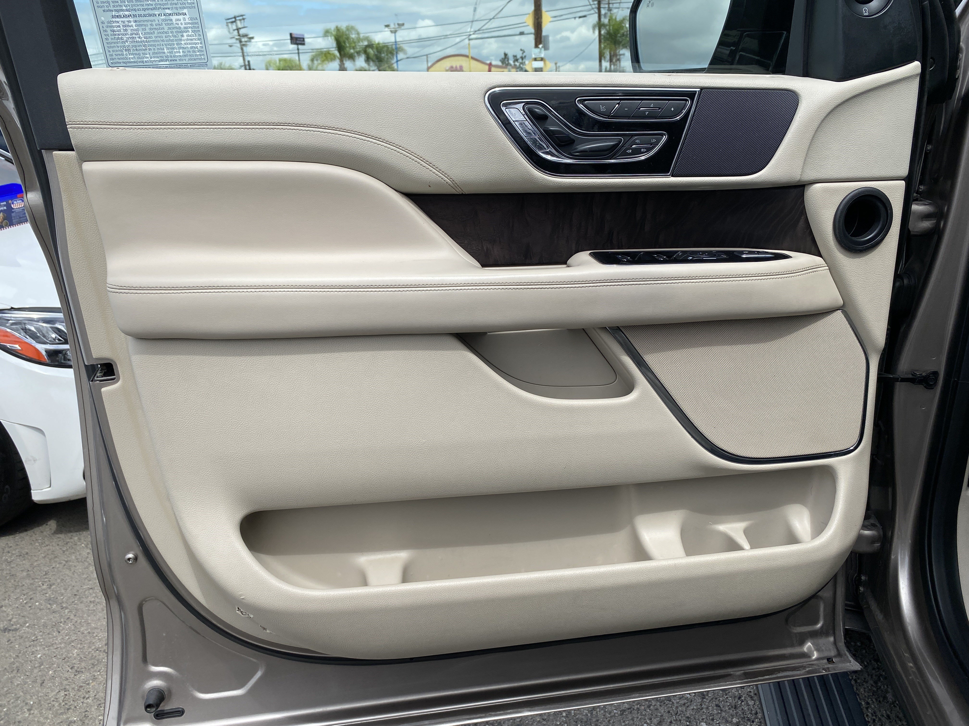 Used 2019 Lincoln Navigator Select w/ Cargo Package RWD image 18