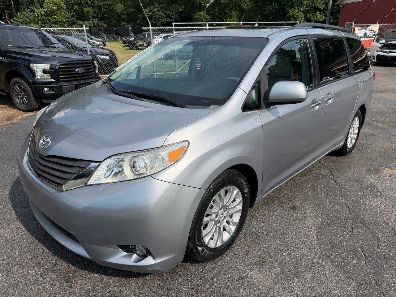 Used 2011 Toyota Sienna XLE w/ Premium Pkg FWD image 3