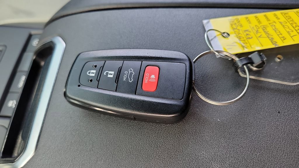 Used 2021 Toyota Highlander XSE image 9