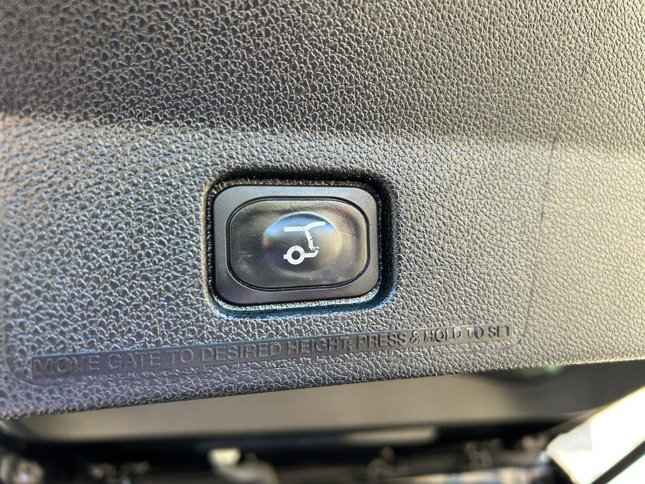 Used 2018 Ford Explorer XLT w/ Equipment Group 202A FWD image 17