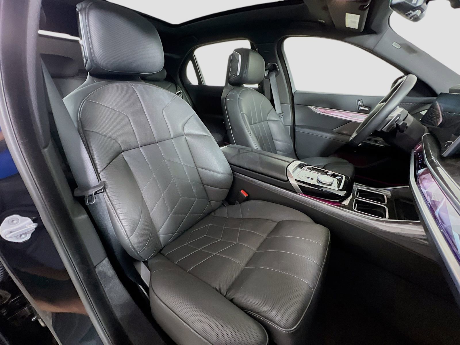 Used 2025 BMW 740i xDrive image 31