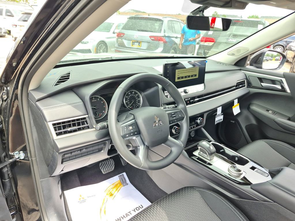 New 2026 Mitsubishi Outlander ES image 9