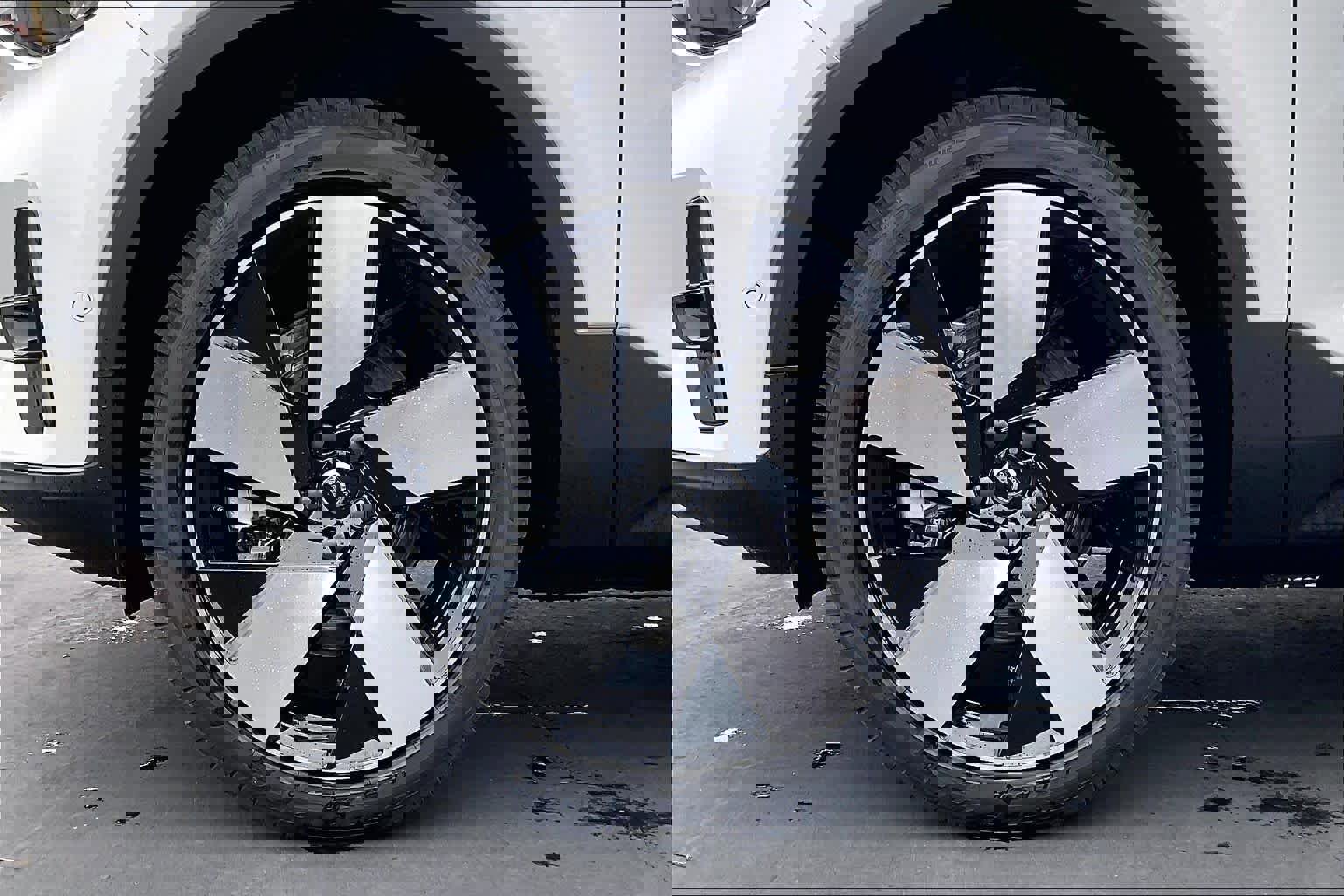 New 2026 Volvo EX40 Plus w/ Climate Package image 14