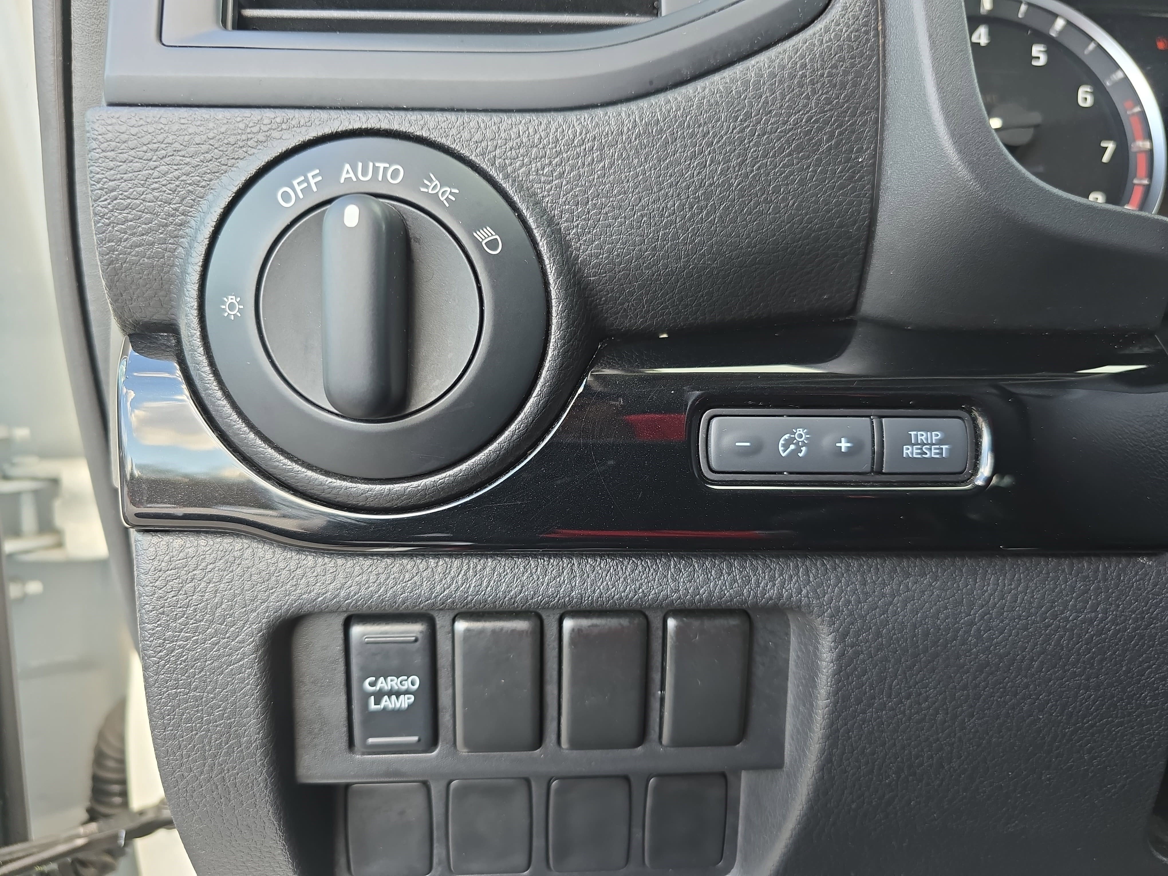 Used 2022 Nissan Titan SV image 25