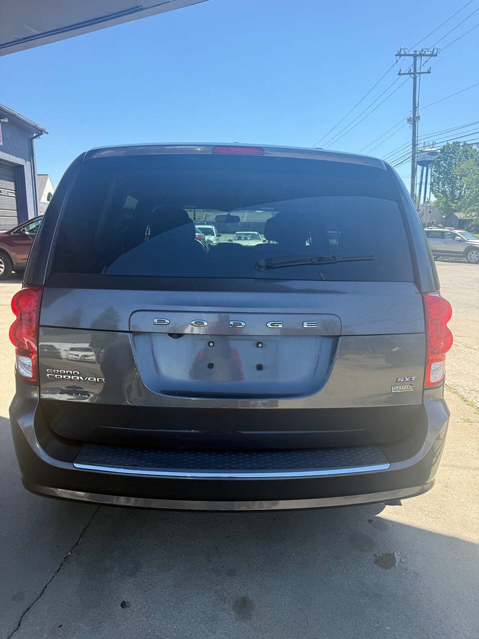 Used 2017 Dodge Grand Caravan SXT FWD image 3