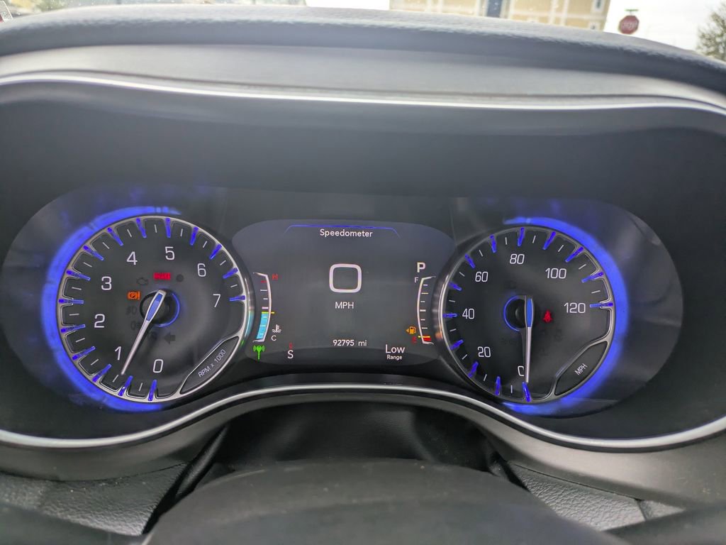 Used 2021 Chrysler Pacifica Limited w/ Uconnect Theater Family Group image 31