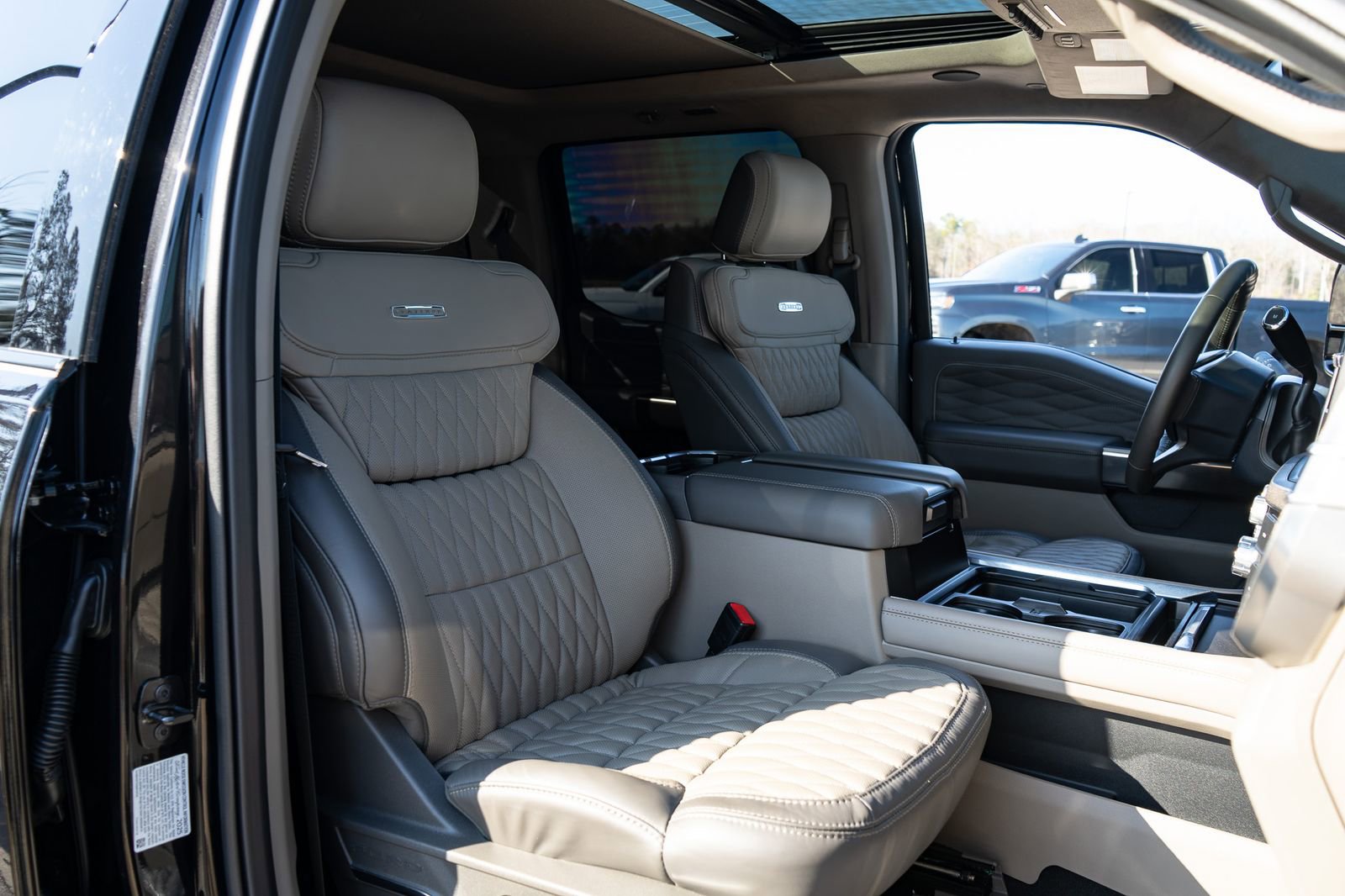 Used 2025 Ford F250 Platinum w/ Platinum Plus Package image 53