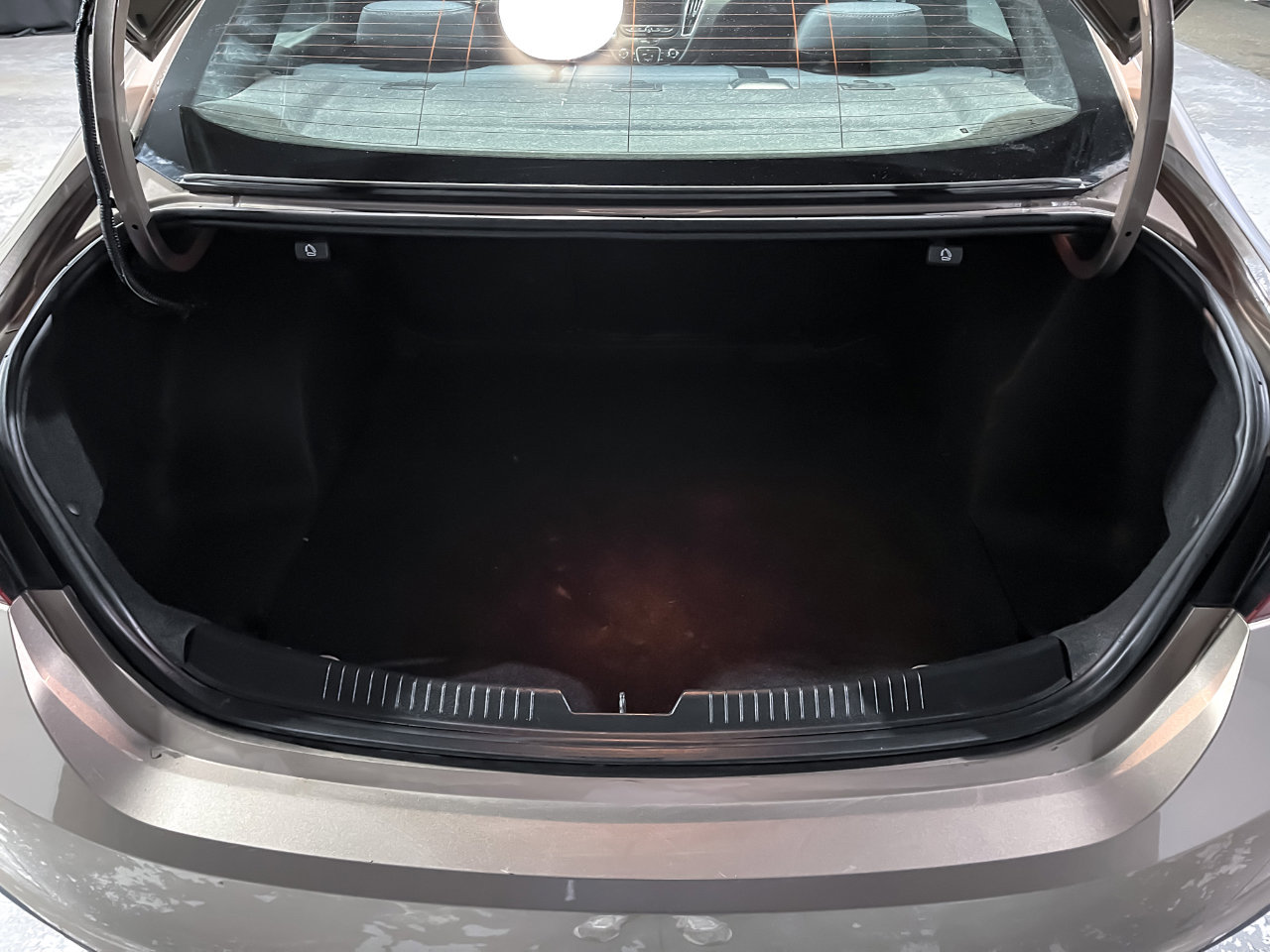 Used 2018 Chevrolet Malibu LT image 9