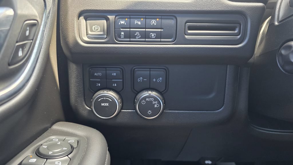 Used 2023 Chevrolet Tahoe Z71 w/ Luxury Package AWD/4WD image 21