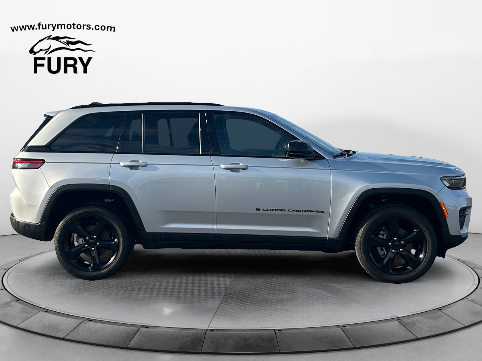Used 2025 Jeep Grand Cherokee Altitude AWD/4WD image 3
