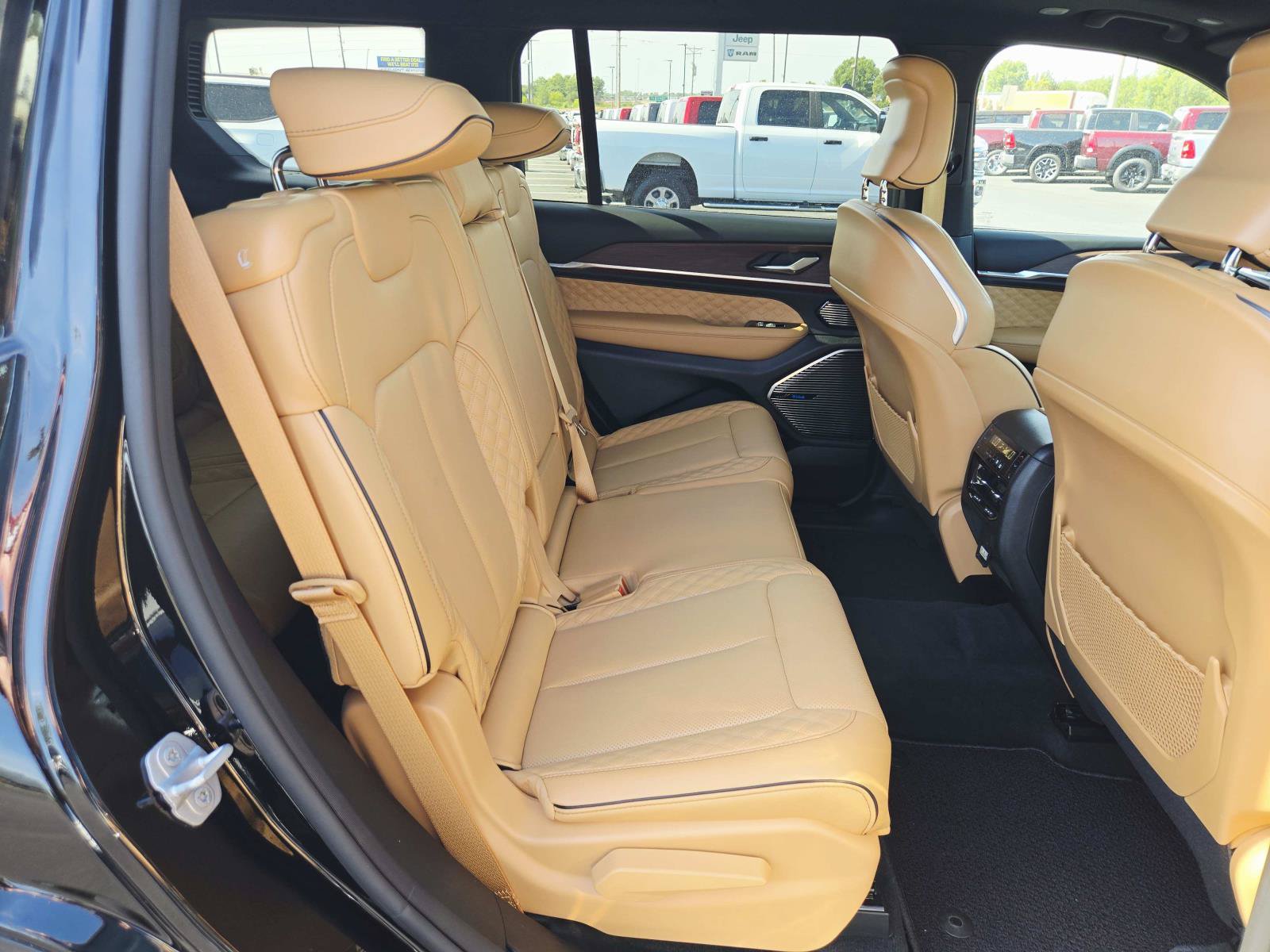 Used 2025 Jeep Grand Cherokee L Summit w/ Obsidian Package AWD/4WD image 18