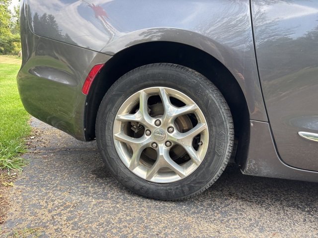 Used 2017 Chrysler Pacifica Limited w/ UConnect Theater Package image 8