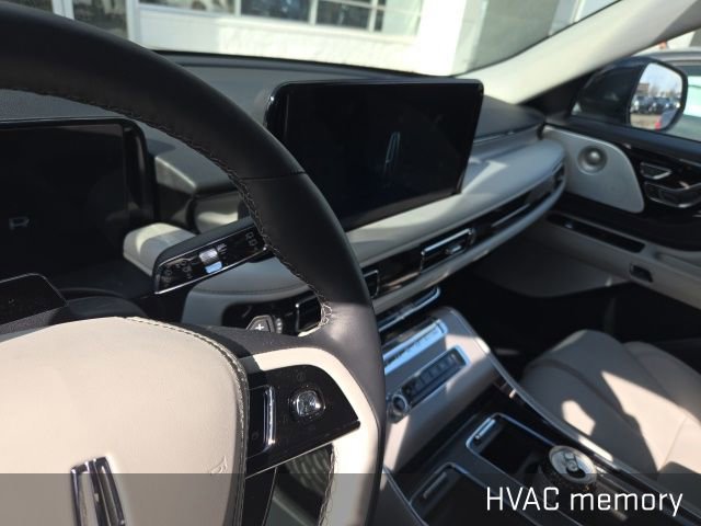 Used 2025 Lincoln Aviator Reserve w/ Equipment Group 201A image 17