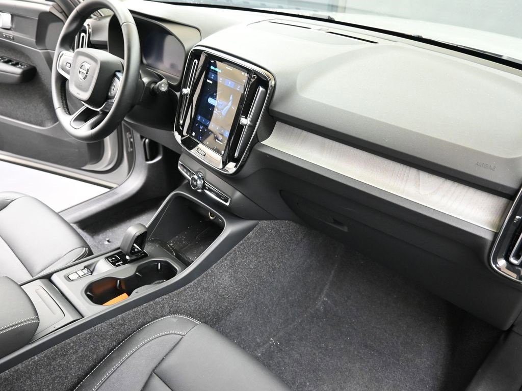 Certified 2025 Volvo XC40 B5 Core image 13