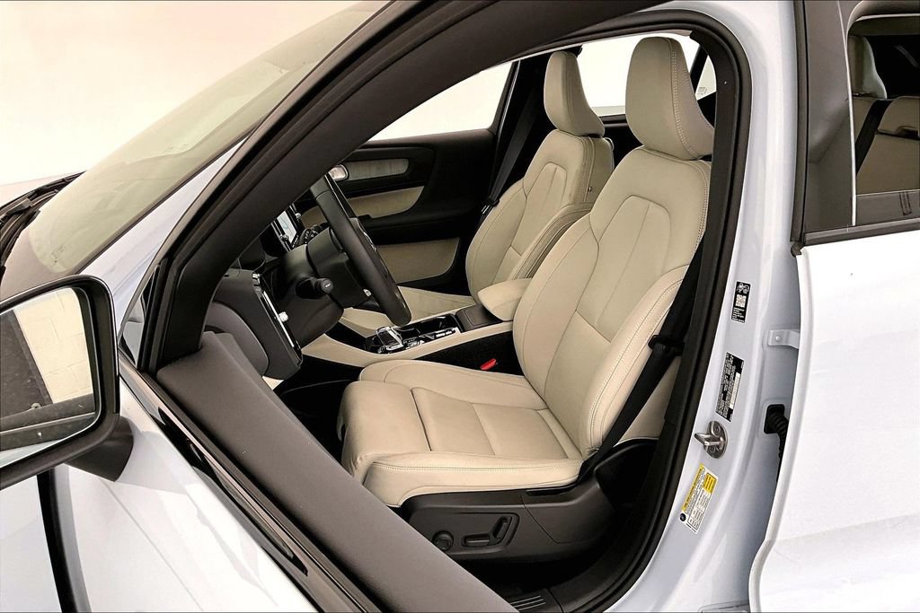 Used 2026 Volvo XC40 B5 Plus AWD/4WD image 32