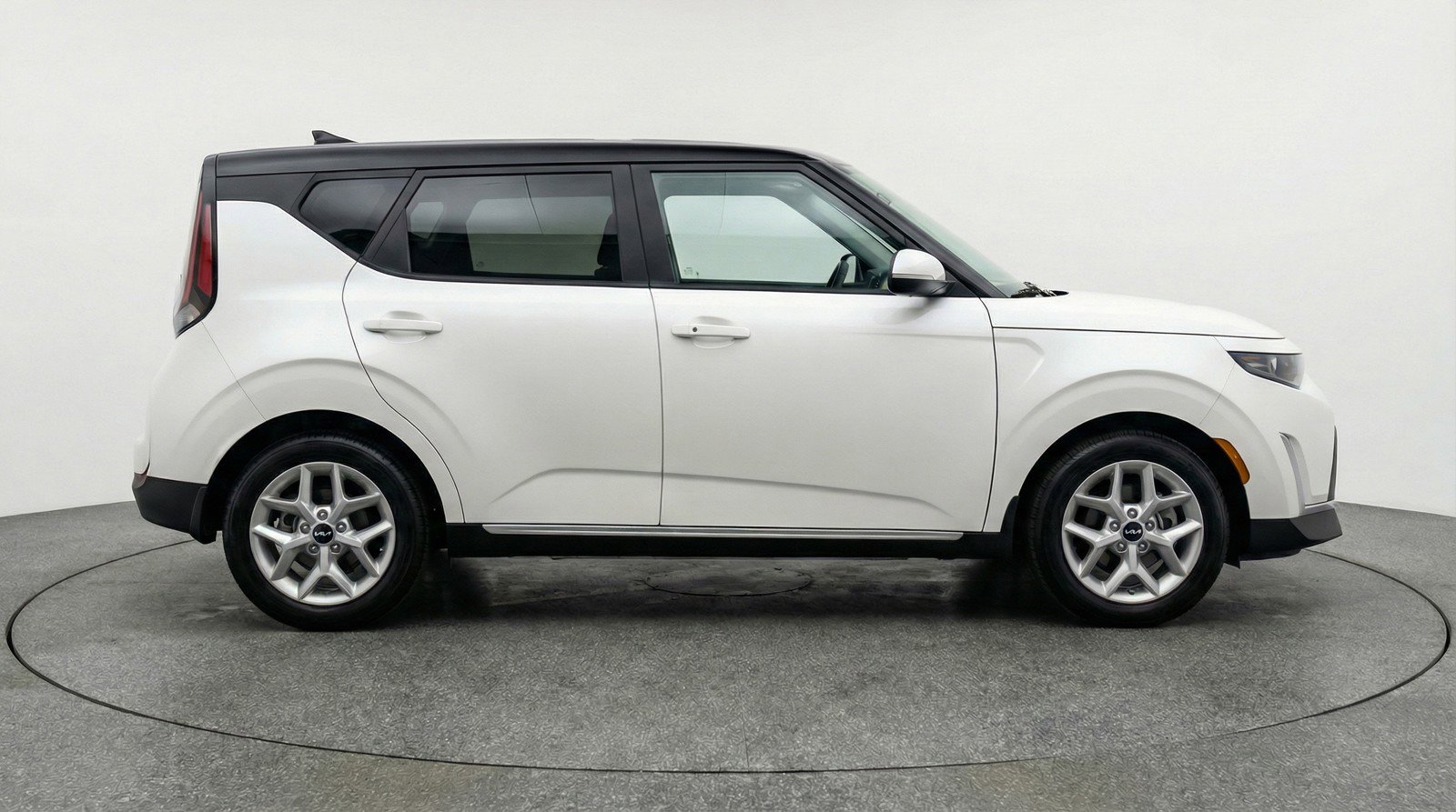 Used 2025 Kia Soul LX w/ LX Technology Package FWD image 11
