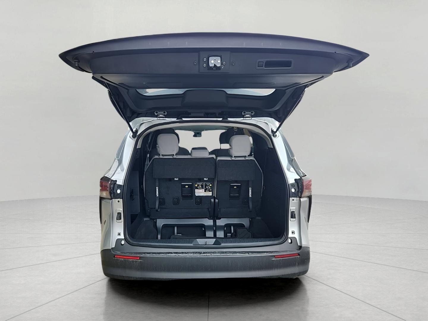 Used 2025 Toyota Sienna LE image 37