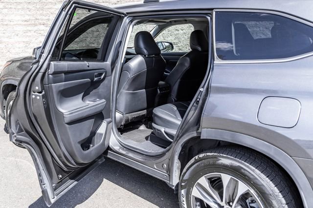 Used 2023 Toyota Highlander XLE AWD/4WD image 21