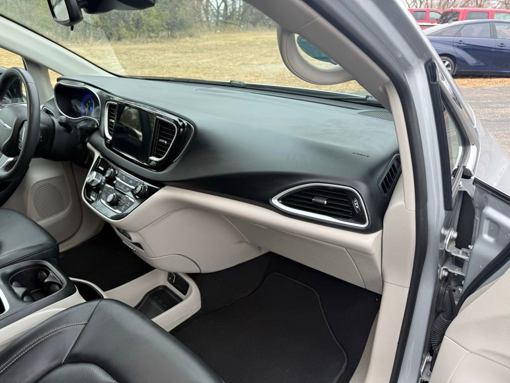 Used 2024 Chrysler Pacifica Touring-L image 17