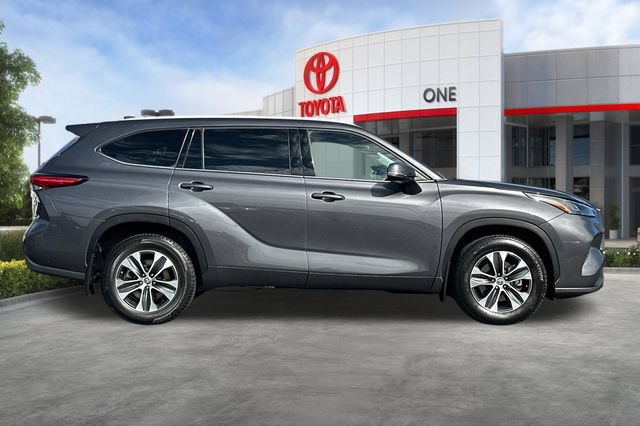 Certified 2022 Toyota Highlander XLE AWD/4WD image 3