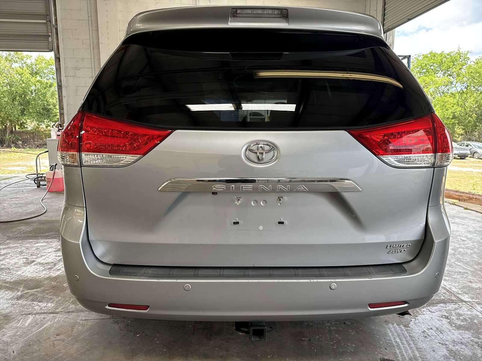 Used 2014 Toyota Sienna Limited w/ Limited Premium Package image 4