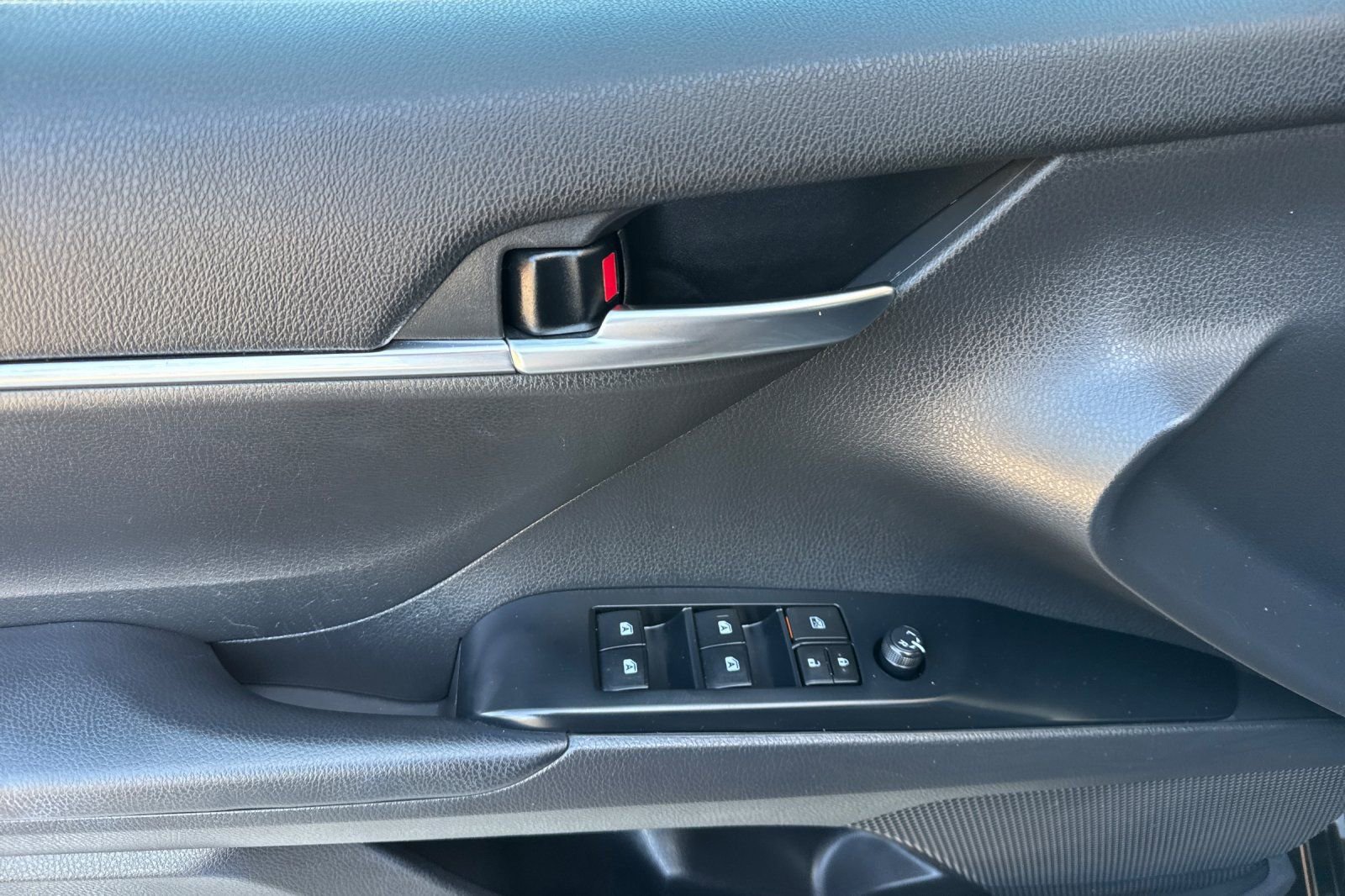 Used 2020 Toyota Camry LE image 11