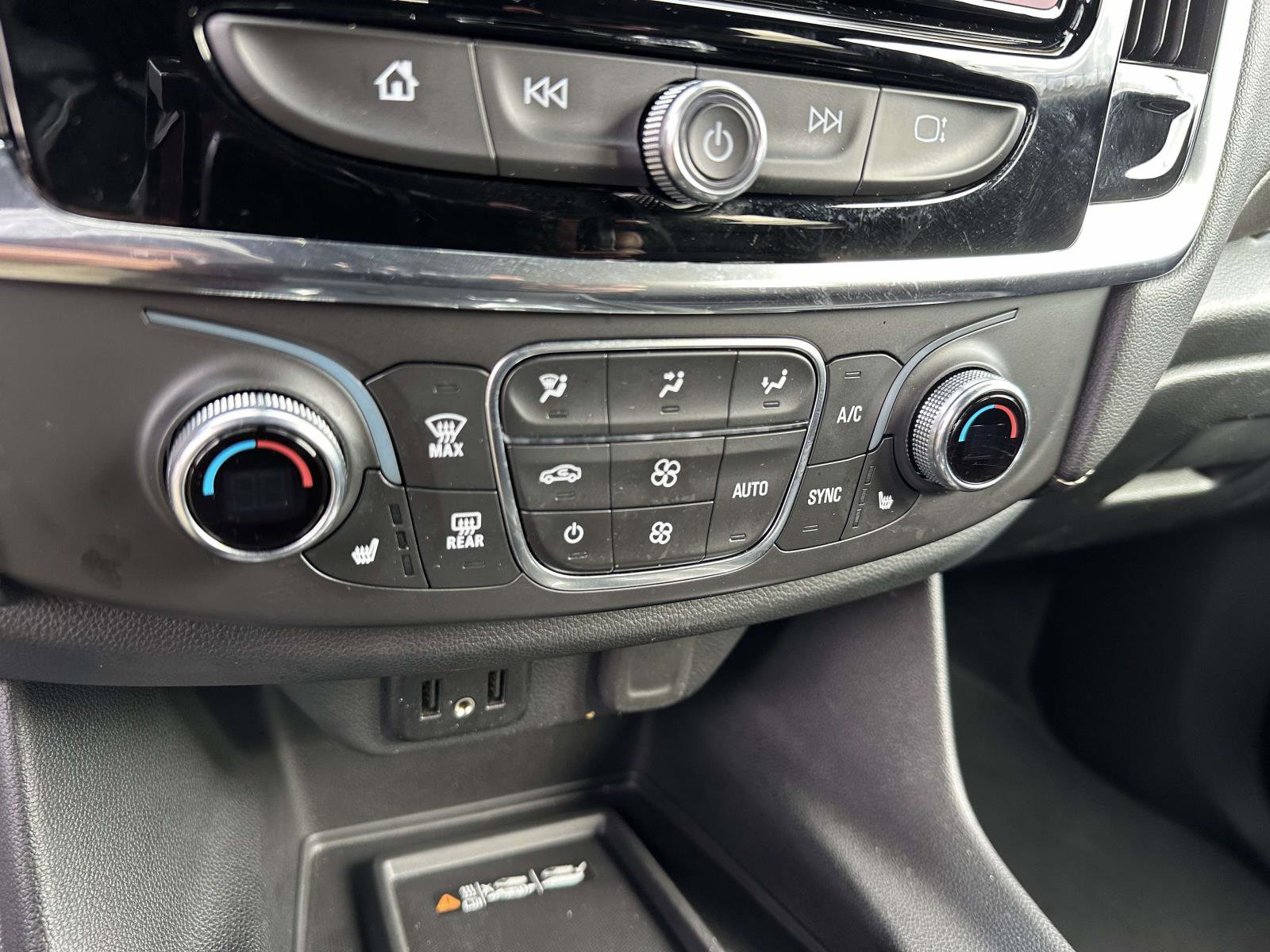 Used 2023 Chevrolet Traverse LT image 30