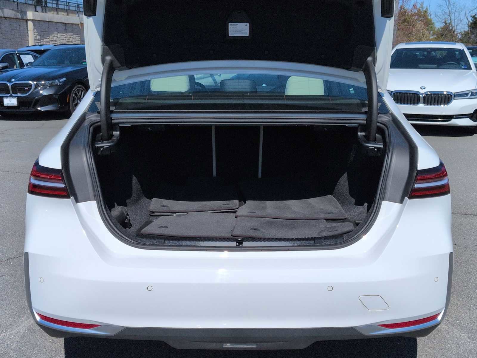 Used 2025 BMW i5 xDrive40 w/ Premium Package image 36