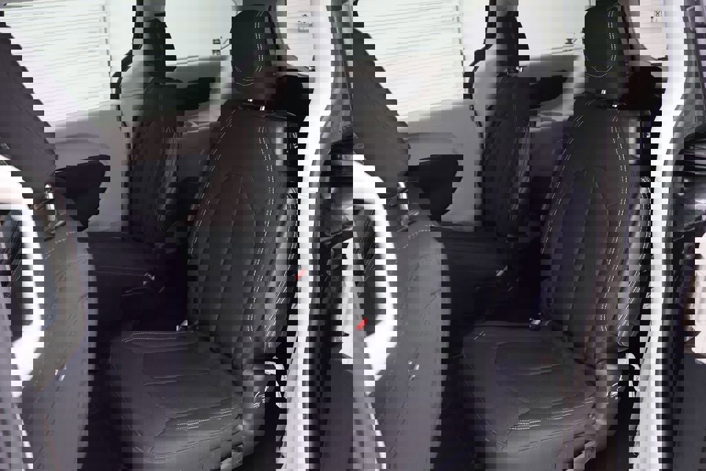 Used 2023 Chrysler Voyager LX image 10