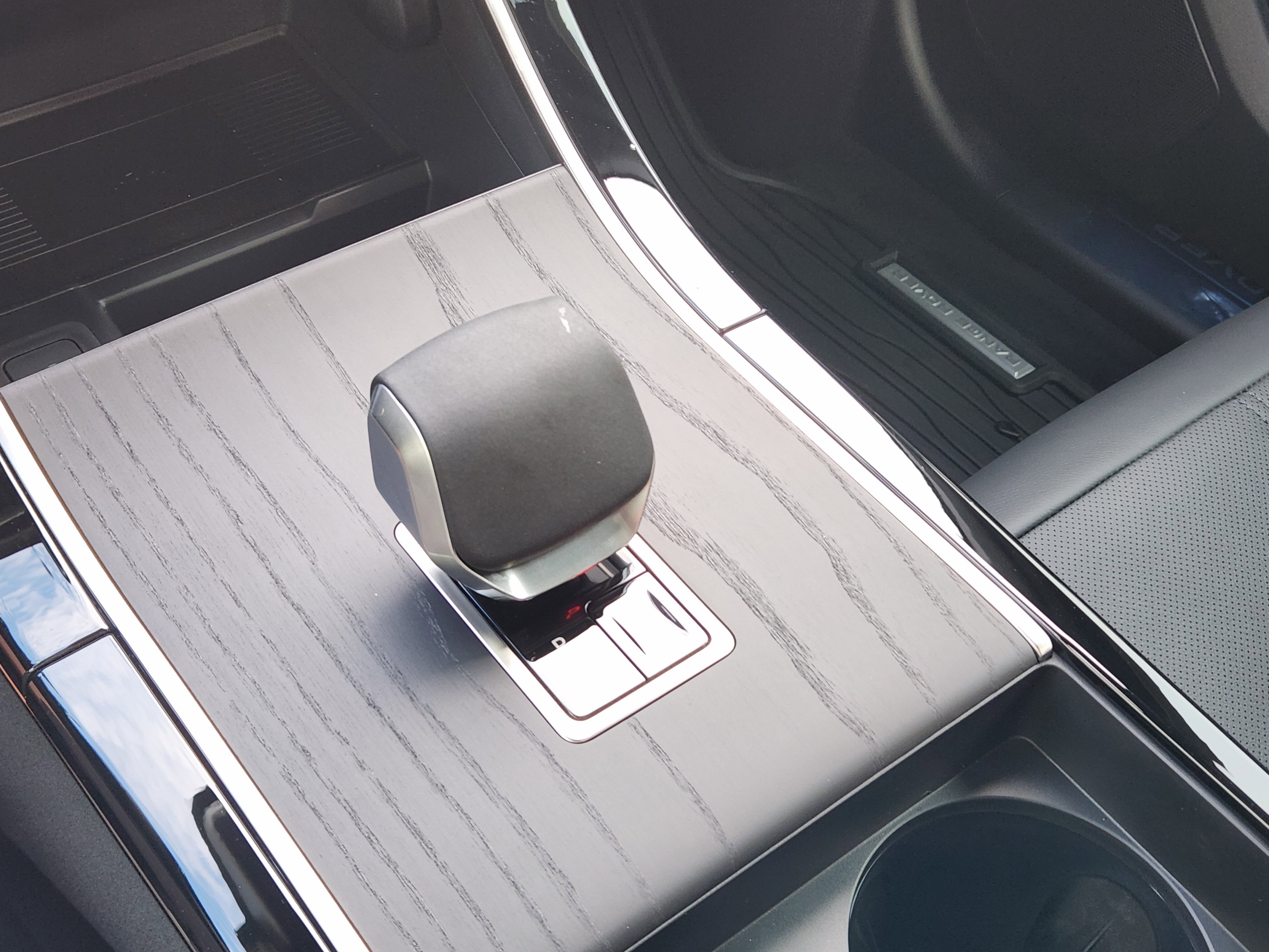 New 2026 Land Rover Range Rover Velar Dynamic SE image 19
