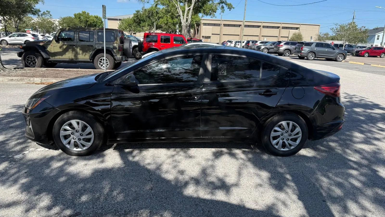 Used 2019 Hyundai Elantra SE w/ Cargo Package FWD image 4