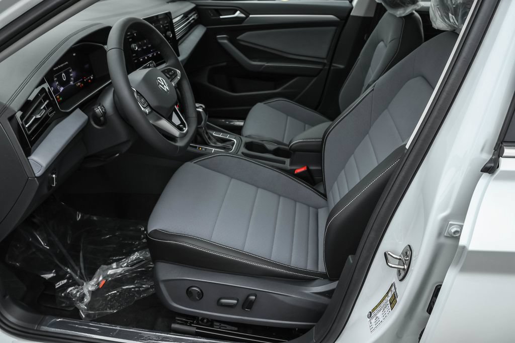 Used 2026 Volkswagen Jetta SE FWD image 16