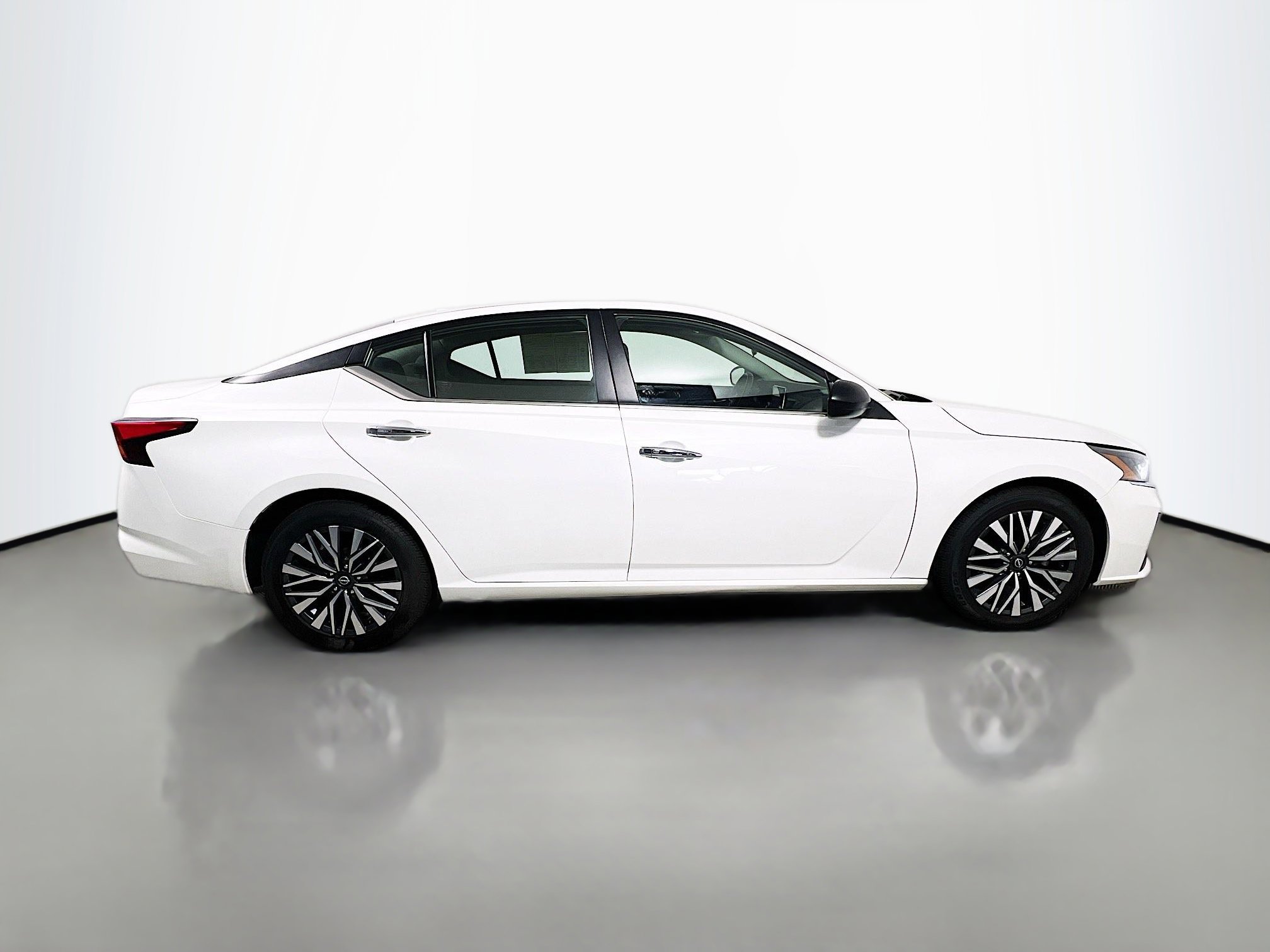 Used 2024 Nissan Altima 2.5 SV image 3