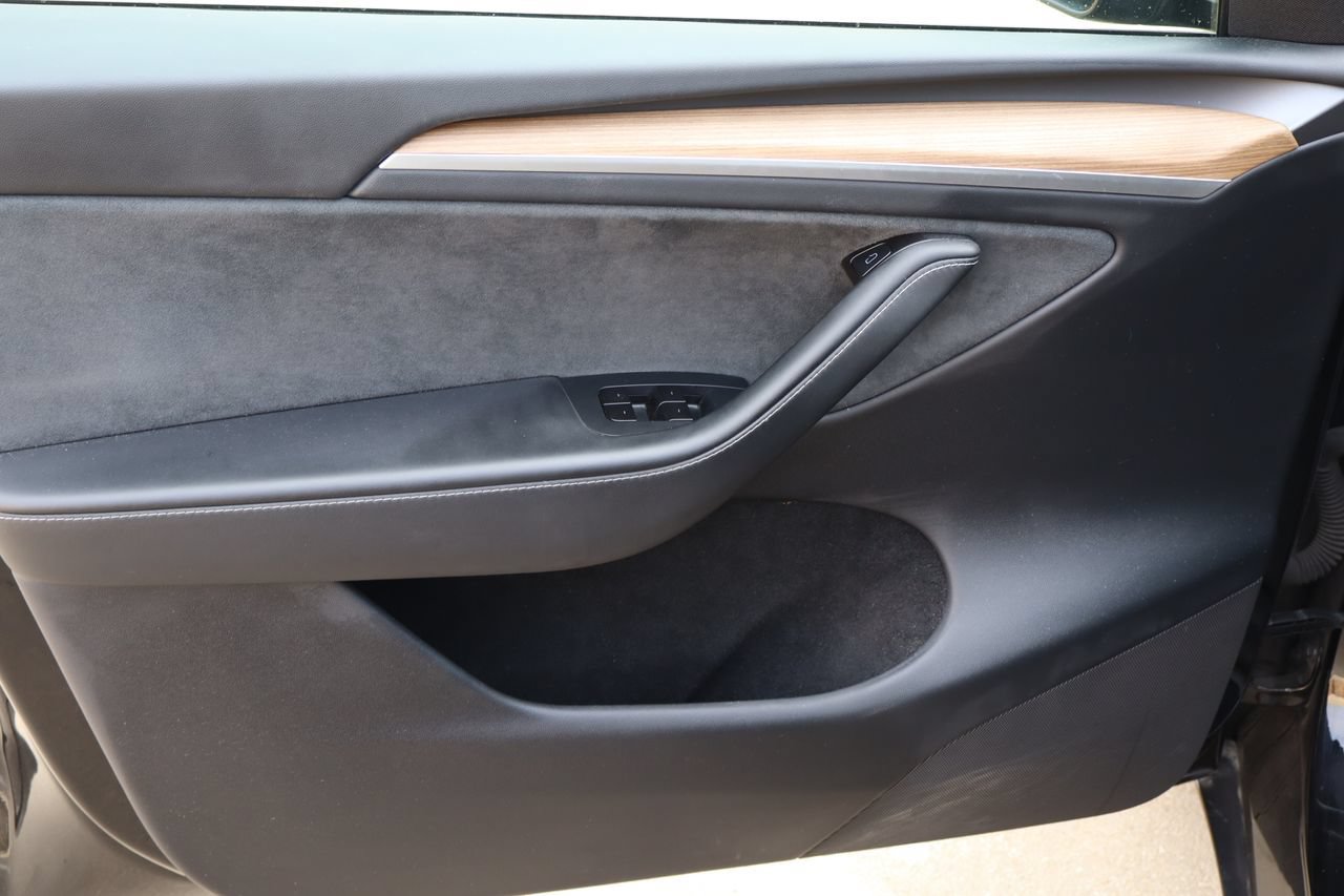 Used 2025 Tesla Model Y Long Range RWD image 17