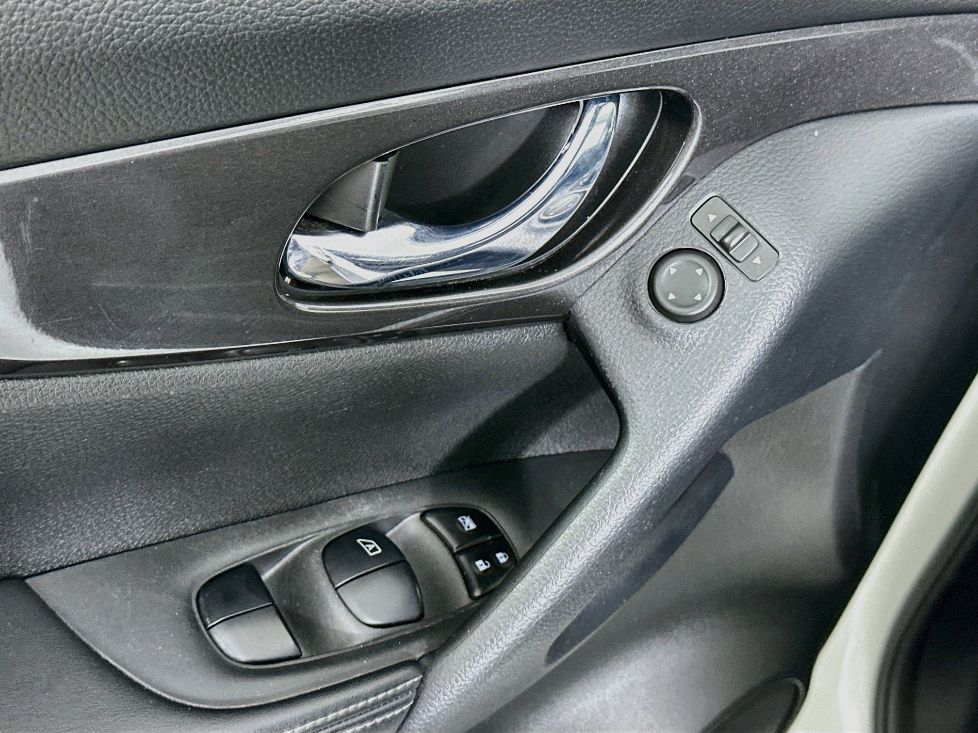 Used 2020 Nissan Rogue SV FWD image 15