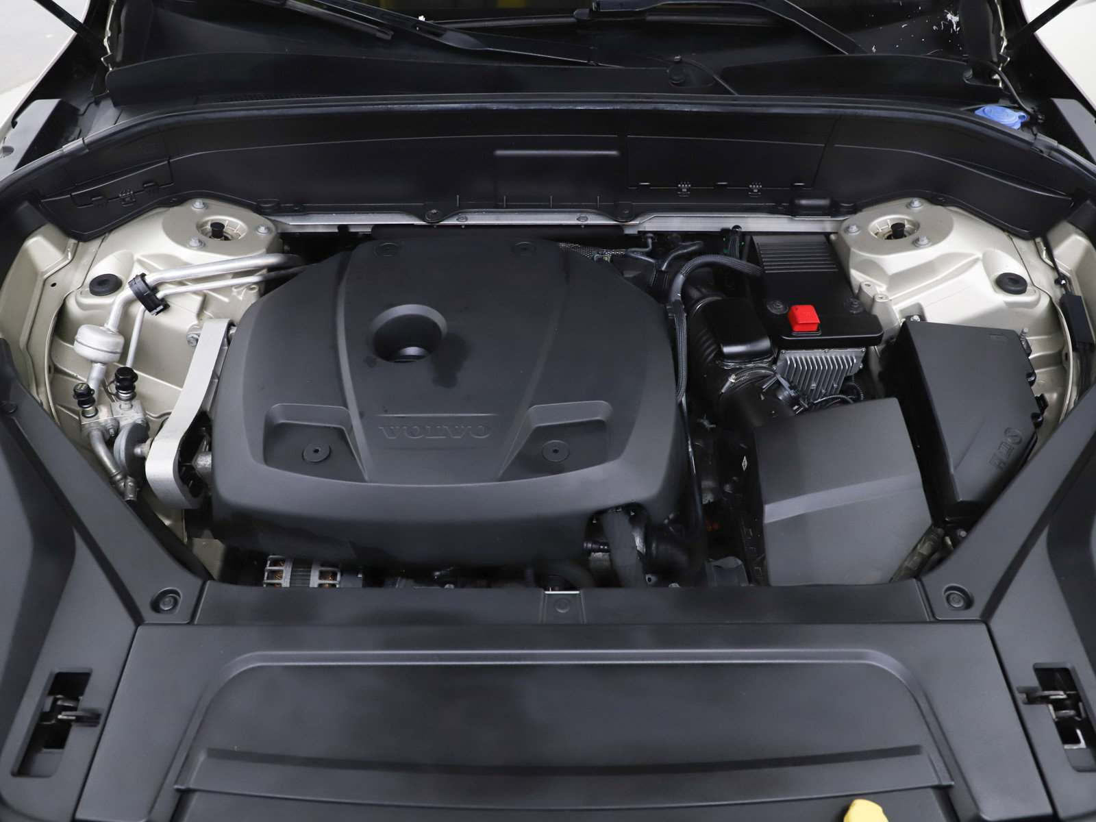 Used 2016 Volvo XC90 T6 Momentum w/ Momentum Plus Package image 34