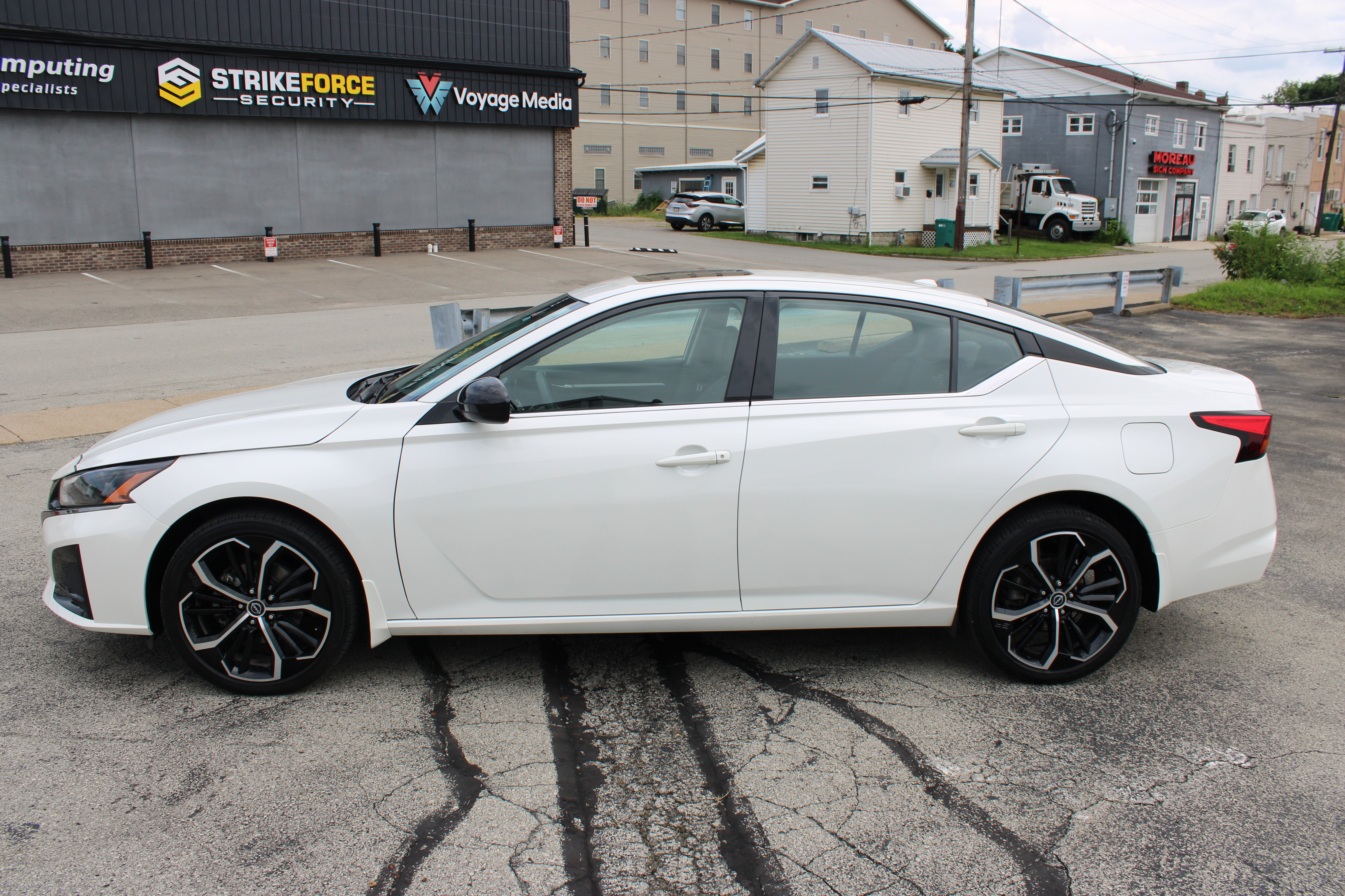 Certified 2024 Nissan Altima 2.5 SR w/ SR Premium Package AWD/4WD image 2