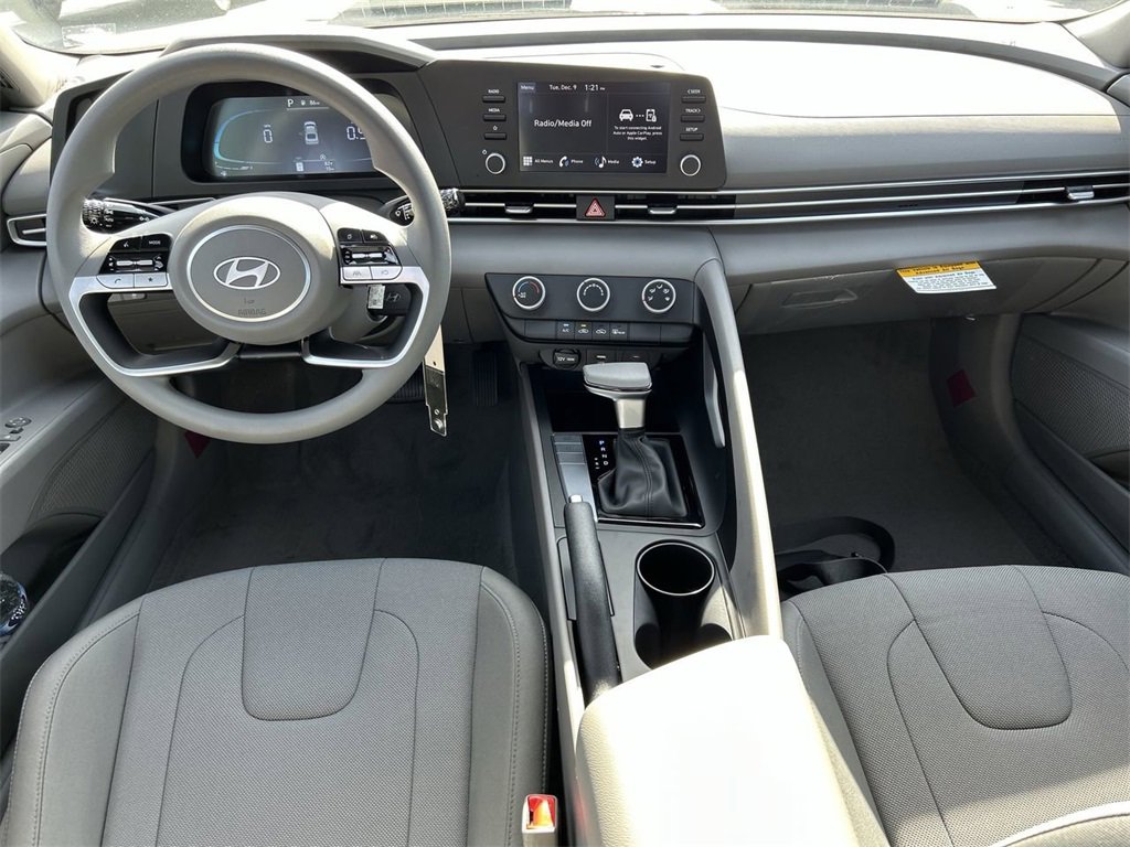 New 2026 Hyundai Elantra SE image 2